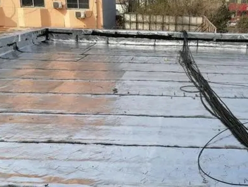乌恰卫生间漏水维修公司分享下乌恰屋面楼顶防水刚性防水层施工要点。